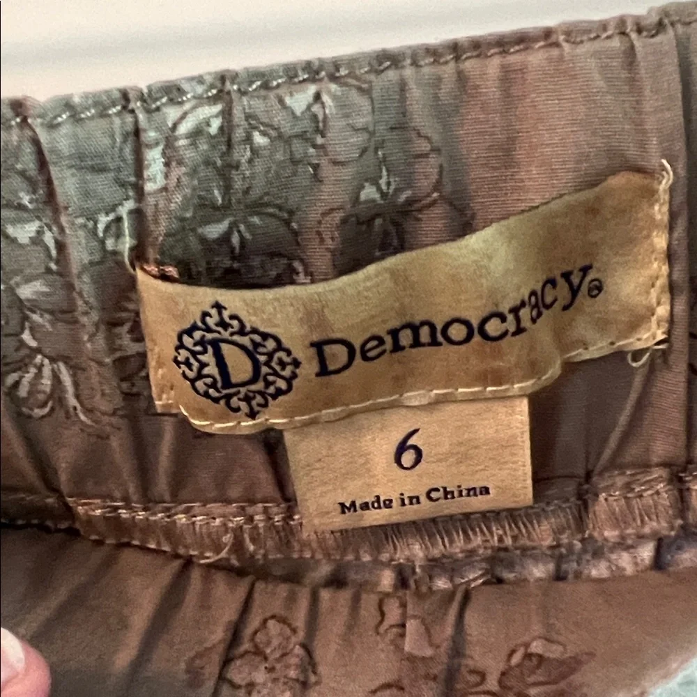 Democracy Brown Floral Cropped Pants